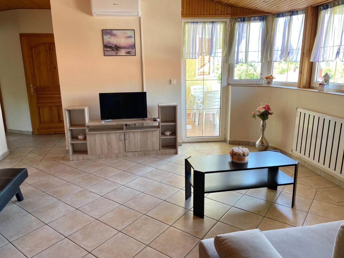 Esther Apartman Gyenesdias Luaran gambar