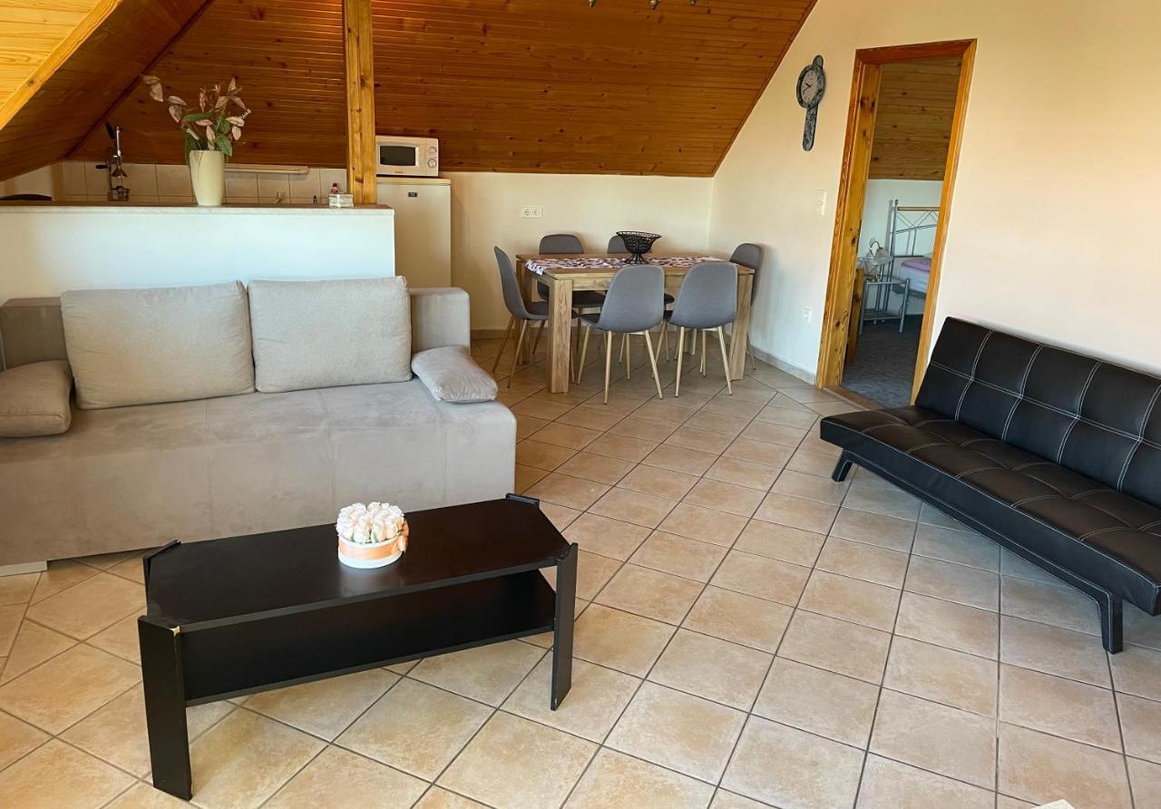 Esther Apartman Gyenesdias Luaran gambar